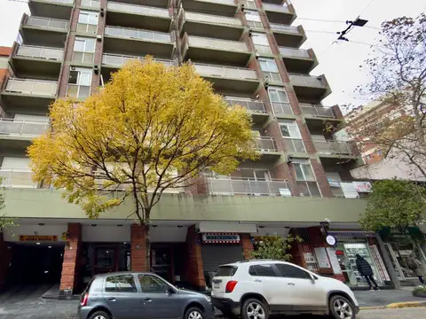 Departamento 3 Ambientes al frente con cochera cubierta - Buenos Aires  al 2400