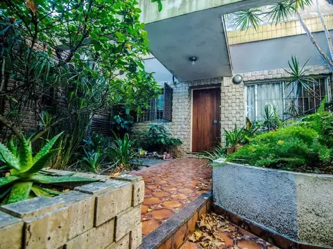 Tamborini 5300 V Urquiza Casa 5amb coch jard u$325.000 ApCre