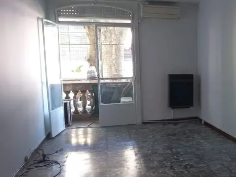 3 AMBIENTES AL FRENTE EN FLORESTA! SUPER LUMINOSO!