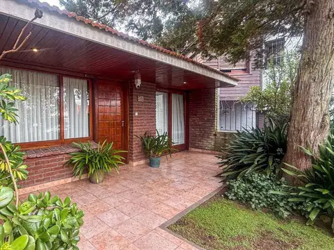 CASA 6 AMB. CON JARDIN Y PARRILLA EN VILLA PRIMERA