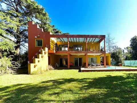 VENTA CASA 4 AMBIENTES CON PILETA APTO CRED MORENO