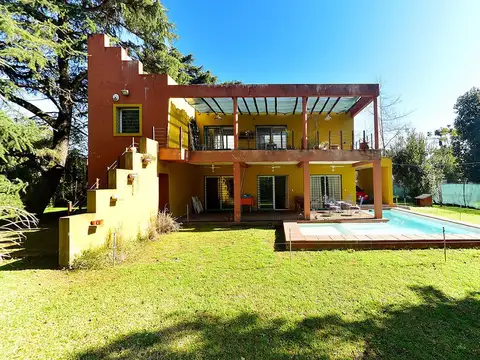 VENTA CASA 4 AMBIENTES CON PILETA APTO CRED MORENO