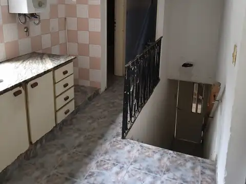 Zeballos 569, pasillo un dormitorio, planta alta. Sin gas (481-5308)