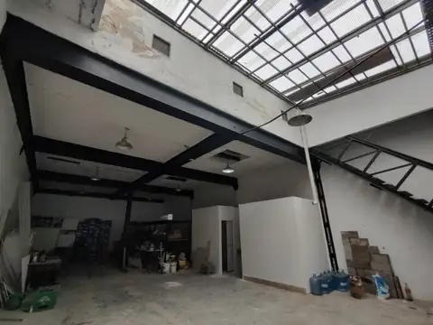 LOCAL COMERCIAL  VIDRIADO 225 m2 Cubiertos,