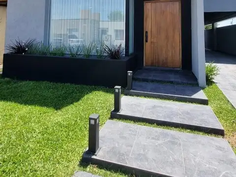 INMACULADA CASA MODERNA DE 4 AMBIENTES CON COCHERA Y PISCINA