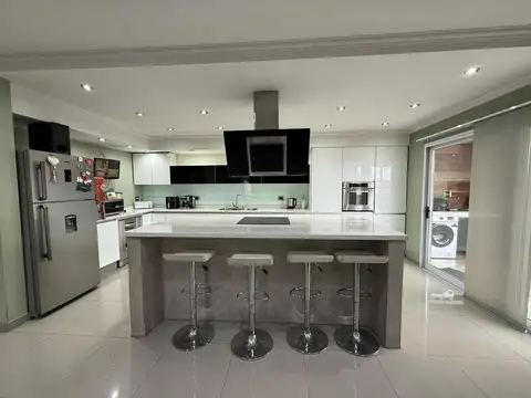 Casa 4 ambientes con 3 baños