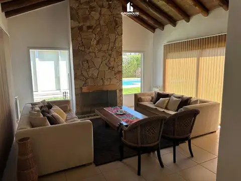 Casa en Alquiler con 2 cocheras