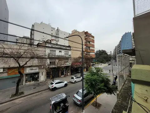 Hermoso tipo casa de 5 ambientes sin expensas! 3 dormitorios + escritorio. Gran terraza libre. A metro del parque!