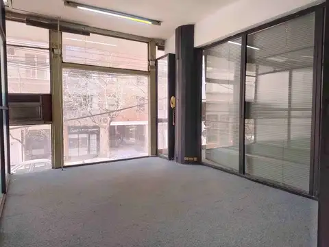 San Martín entre Mendoza y 3 de febrero: OFICINA c/ 5 gabinetes separados