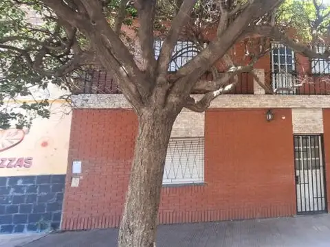 CASA DE 4 DORMITORIOS EN BARRIO BELLA VISTA