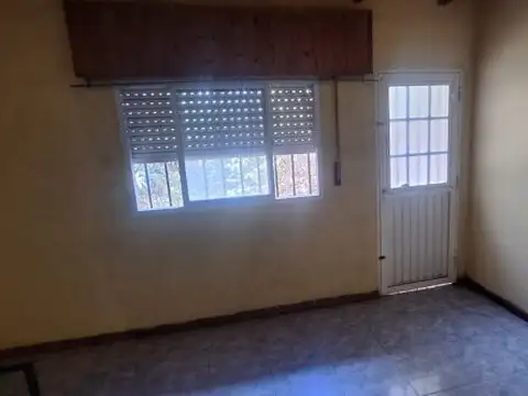 CASA DE 4 DORMITORIOS EN BARRIO BELLA VISTA