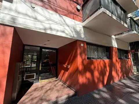 Monoambiente con balcón al frente