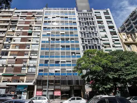 Oficina de 175 m2, al frente con balcón terraza. Vista abierta, muy lumionosa. Muy Buen estado