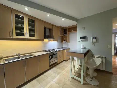 Venta de PISO de 3 ambientes con Balcón, Patio, Cochera y Baulera en Caballito