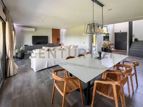 Casa 8 ambientes con 5 baños
