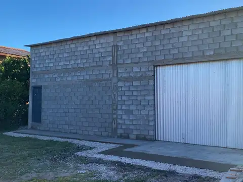 Predio con dos galpones a 1 cuadra de Av. J. Newbery, zona Rumencó.