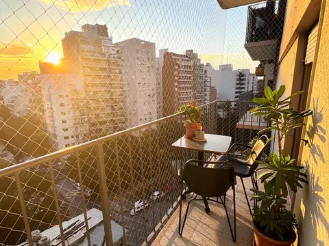 VENTA DEPARTAMENTO 4 AMBIENTES  BARRIO DE NUÑEZ/LIMITE CON SAAVEDRA  PISO ALTO. DOS BALCONES. EXCELENTE ESTADO. BAÑO Y TOILETTE. 90m2