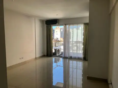 Hermoso monoambiente amplio al frente con balcón. Edificio con amenities.