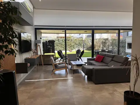 Casa en Venta con 2 cocheras