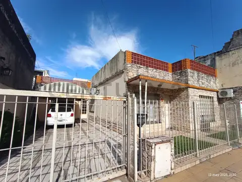 VENTA CASA 3 AMBIENTES CON COCHERA CASTELAR NORTE