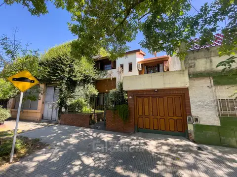 VENTA CASA 5 AMBIENTES C/DEPENDENCIAS JARDIN GARAGE 