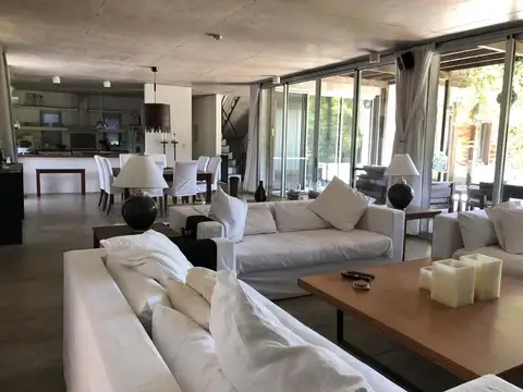 VENTA Y ALQUILER TEMP. CASA DE 8 DORMITORIOS CON PISCINA