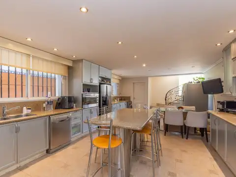 Casa en Venta con 2 cocheras