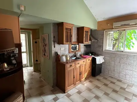 Casa 6 ambientes con 2 baños