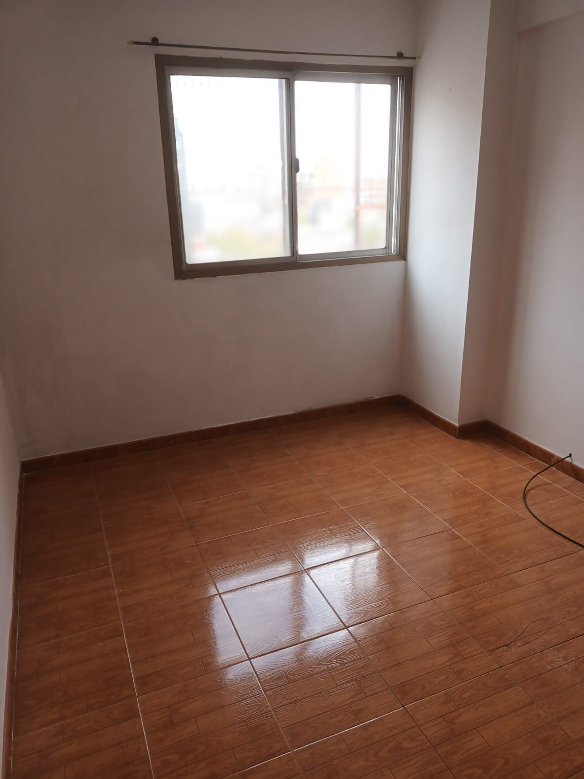 Departamento 3 ambientes con balcón, 2 dormitorios con placard, living comedor, baño completo, cocina independ.