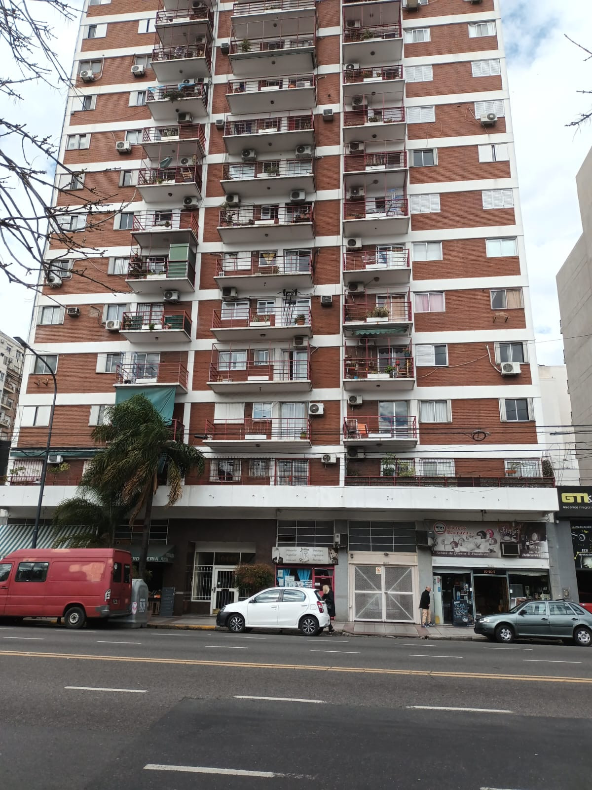 Departamento 3 ambientes con balcón, 2 dormitorios con placard, living comedor, baño completo, cocina independ.