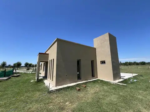 VENTA CASA CARDALES 4 AMBIENTES A TERMINAR OPORTUNIDAD CALANDRIAS