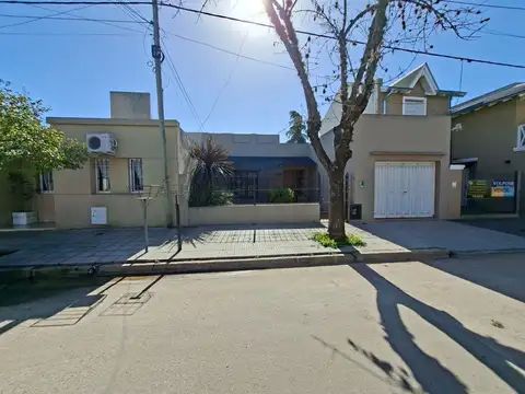 VENTA CASA CENTRICA 3 AMBIENTES CON PATIO Y GARAJE
