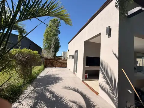 Casa en Venta con 3 cocheras