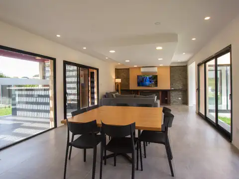 Casa 4 ambientes con 2 baños