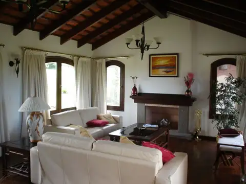 Casa en Alquiler con 2 cocheras