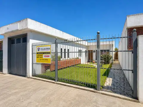 Casa de 3 ambientes con parque y garage