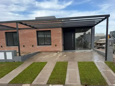VENTA CASA 2 DORMITORIOS EN SUITE PATIO AMPLIO COCHERA DOBLE