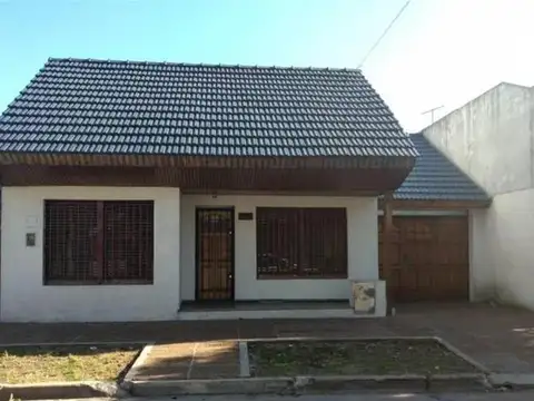 CASA TIPO CHALET 3 AMB. AMPLIOS CON PARQUE QUINCHO Y PILETA