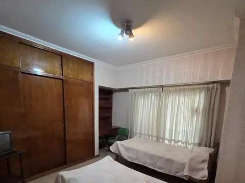 EXCELENTE CASA 3 AMB C/GARAGE Y JARDIN EN LOMAS CENTRO!