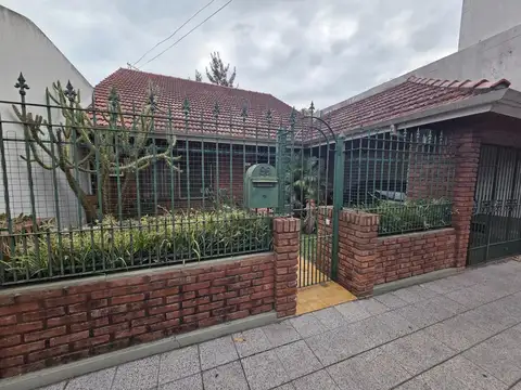 EXCELENTE CASA 3 AMB C/GARAGE Y JARDIN EN LOMAS CENTRO!