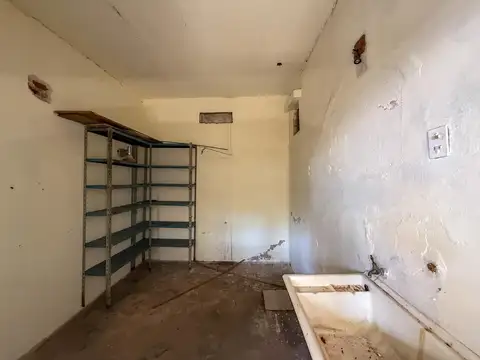 Venta casa a reciclar de 2 dormitorios con patio cerrado ,Fisherton