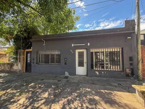 Venta casa a reciclar de 2 dormitorios con patio cerrado ,Fisherton