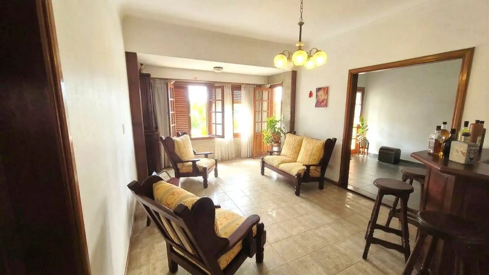Chalet 5 Amb. con Quincho, Garage Doble y Jardín