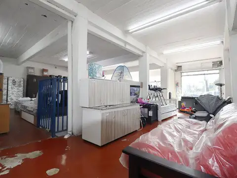 Local en venta en Maquinista Savio con vivienda