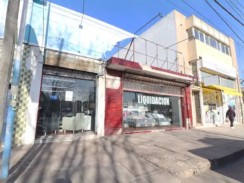Local en venta en Maquinista Savio con vivienda