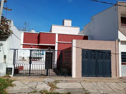 VENTA CASA PATIO PARRILLA COCHERAS TERRAZA LANUS