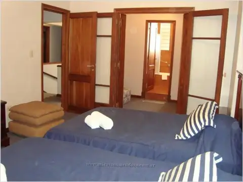 CASA ESQUINA EN CIUDAD DE MENDOZA