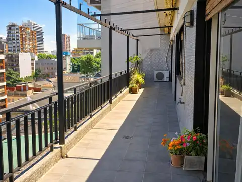 Gran planta luminosa con balcón corrido a actualizar