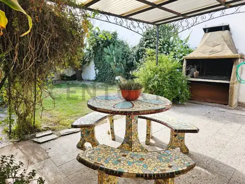 Casa en Venta en Ensenada de dos dormitorios calle 38 entre 122 y 123  numero 204 Apta Banco