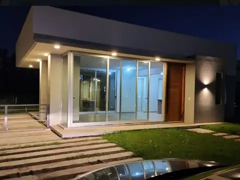 Casa en Venta con 3 cocheras